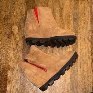 Sorel Joan of Arctic Tan Suede Wedge Boots with Red Zipper accent kids size 1